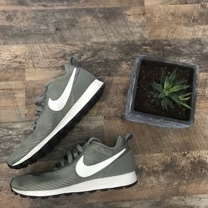 NWOT Nike MD Runner 2